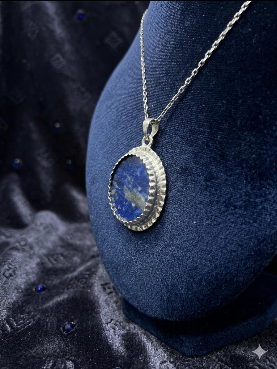 Colgante De Lapislázuli Natural En Plata Ley 950 Con Marco Texturizado A Mano